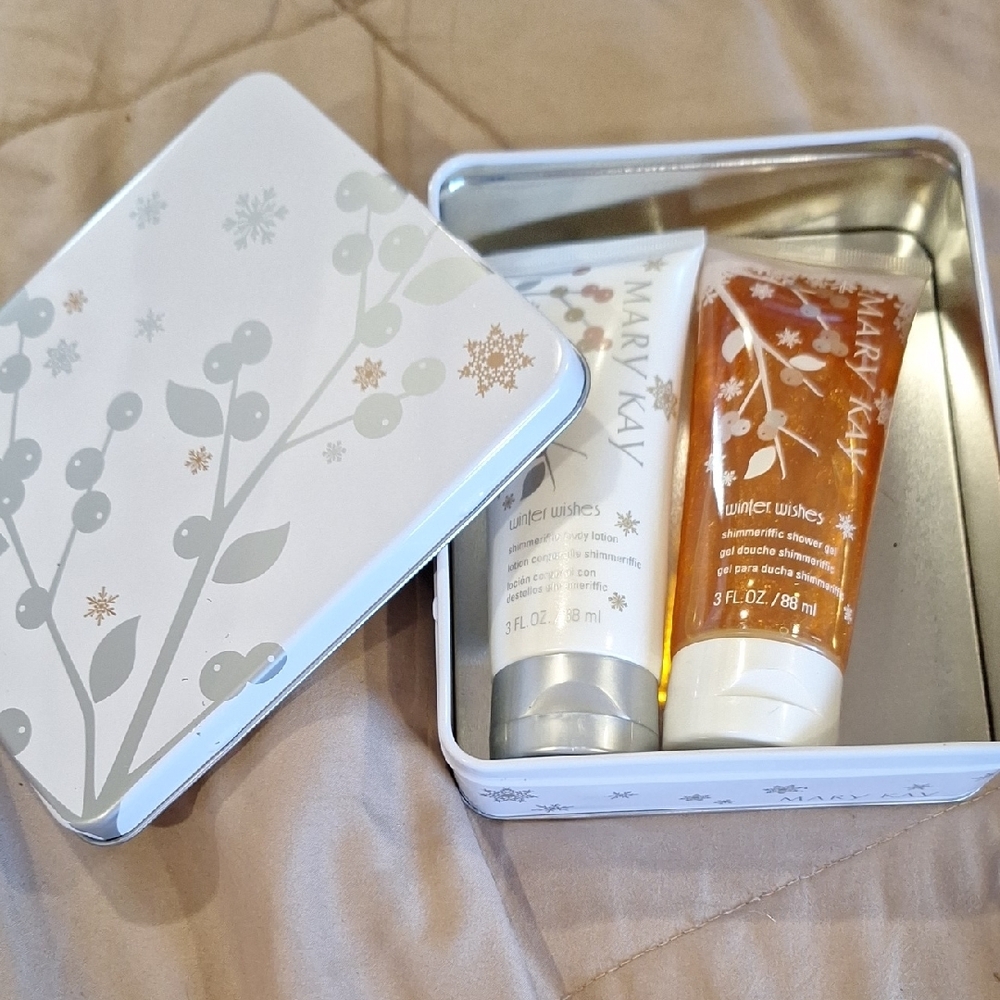 Mary Kay Winter Wishes Bath & Body Set - Orange and White